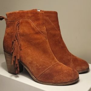 Toms British tan suede leather tasseled booties size 8.5